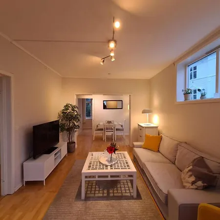 Center Hills - Lovely 2-bedroom W Balcony, Amazing Location *